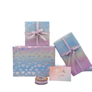Makroansicht von holografischem Geschenkpapier mit Farbverlauf und Glitzerherzen.