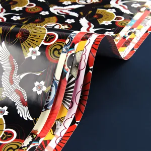 Papier cadeau de style chinois traditionnel avec motifs de grues et d'éventails élégants