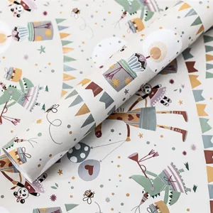 Detail von Cartoon-Tier-Geschenkpapier mit Pandas und Partymotiven für DIY-Geschenke.