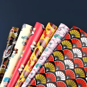 Assortiment de rouleaux de papier cadeau de style chinois avec motifs dragon et éventail