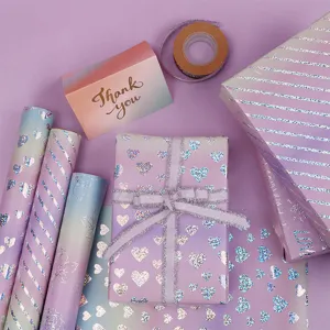 Holografisches Geschenkpapier mit Herz- und Rosenmustern perfekt für den Valentinstag
