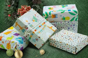 Detailansicht verschiedener Geschenkpapiere mit Zeichentrickmotiven auf Boxen
