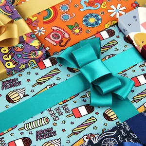 Buntes Cartoon-Geschenkpapier mit lustigen Eiscreme- und Regenbogen-Illustrationen