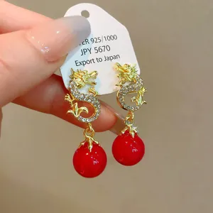 Exquisite goldene Drachen-Ohrhänger mit roten Perlen für festlichen Sternzeichenschmuck