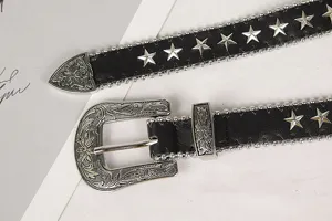 Detailaufnahme eines Damenledergürtels im Punk-Stil mit silbernen Sternennieten und gravierter Schnalle