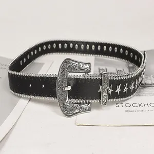 Detailansicht eines schwarzen Ledergürtels im Punk-Stil mit Sternnieten und Schnalle