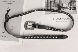 Makrodetail eines schwarzen Punk-Gürtels mit silbernen Sternnieten und Westschnalle