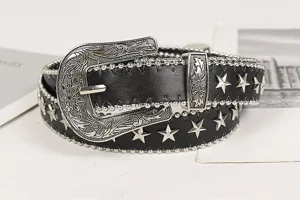 Detailansicht eines schwarzen Ledergürtels mit silbernen Sternnieten und Western-Schnalle.