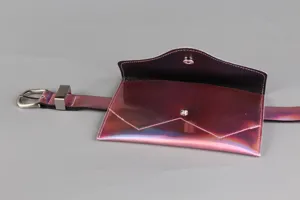 Vista dettagliata di un marsupio laser olografico con fibbia in metallo alla moda.