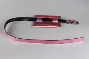 Borsello laser iridescente con dettaglio fissaggio posteriore e fodera interna nera