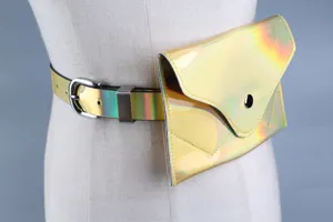 Dettaglio ravvicinato del marsupio laser olografico con cintura su un manichino