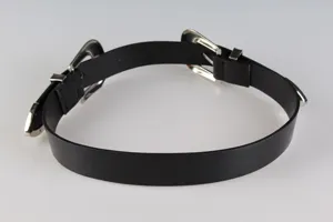 Dettaglio cintura nera retro Y2K da donna con design a doppia fibbia argentata