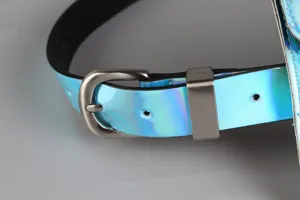 Dettaglio ravvicinato della cintura laser olografica con fibbia in metallo