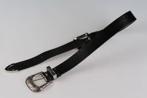 Cintura nera vintage Y2K con doppie fibbie argentate finemente incise a motivi floreali