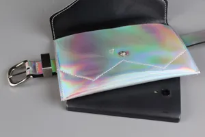 Vista dettagliata del marsupio laser olografico con cintura, mostra le dimensioni al telefono
