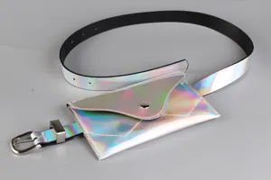 Dettaglio di una borsa da cintura laser olografica con fibbia in metallo argento