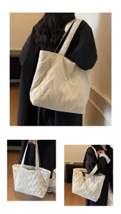 Vistas detalladas de un bolso tote acolchado blanco grande con patrón en V para mujer.