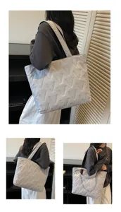 Vista detallada del bolso tote gris grande con diseño de patrón en V acolchado