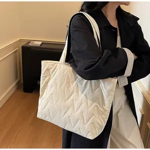 Bolso tote acolchado blanco minimalista de gran capacidad para un look chic de invierno