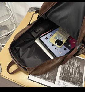Detalle interior de mochila retro de cuero marrón con gran capacidad para tablet y móvil