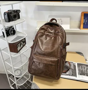Mochila vintage de cuero sintético marrón en un entorno retro con cámaras y libros