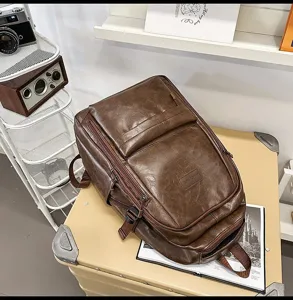 Vista detallada de una mochila vintage de cuero marrón con gran capacidad para viajar