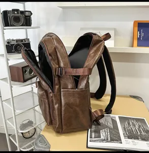 Detalle del interior espacioso con múltiples compartimentos de una mochila vintage marrón