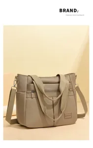Detailansicht einer beigefarbenen Nylon-Tragetasche mit funktionalen Taschen auf der Vorderseite