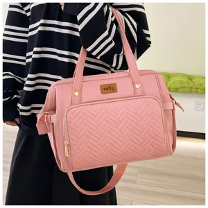Rosa multifunktionale Wickeltasche mit Steppmuster und einem verstellbaren Gurt