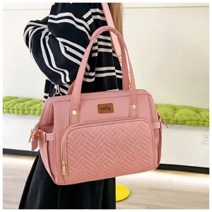 Modell trägt eine große rosa Multifunktions-Wickeltasche mit Steppstruktur