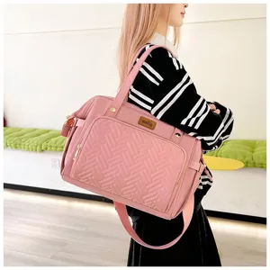 Seitenansicht einer rosa Multifunktions-Wickeltasche mit gestepptem Muster
