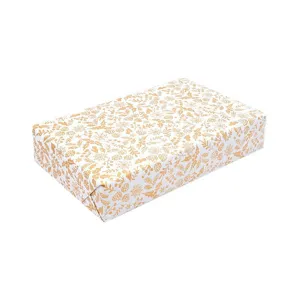 Carta regalo natalizia premium con eleganti decorazioni botaniche in lamina d'oro puro