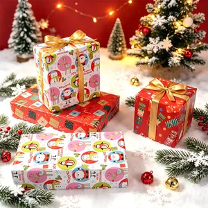 Festliches Weihnachtsgeschenkpapier mit Weihnachtsmann- und Schneemann-Motiven auf Schnee.