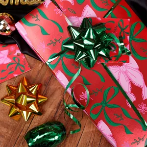 Luxe feestelijk rood metallic cadeaupapier met roze strikken en groene lintaccenten