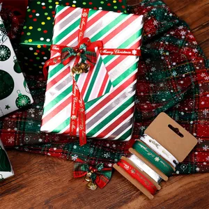 Feestelijk rood-groen gestreept kerstpapier met decoratieve linten