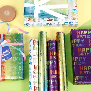 Bunte metallisierte Geburtstags-Geschenkpapierrollen und verpackte Geschenkboxen im Set.