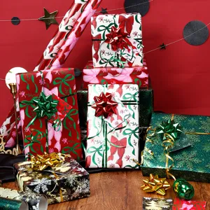 Feestelijk kerstcadeaupapier met strikken en sneeuwvlokpatronen.