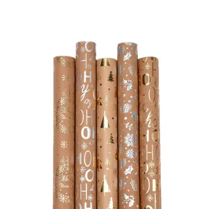 Assortiment rollen kerstcadeaupapier van kraftpapier met goud- en zilverfolie dessins