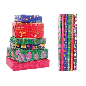Farbenfrohes Weihnachtsgeschenkpapier mit festlichen Rentier- und Schneeflockenmustern.