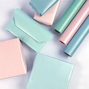 Mehrfarbige Perlglanz-Geschenkpapierrollen für Geschenkboxen in Rosa, Blau und Grün