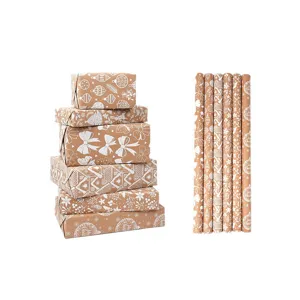 Vintage-Weihnachts-Geschenkpapier aus Kraftpapier mit festlichen Mustern auf Weiß.