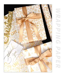 Dettaglio macro della carta da regalo di Natale in lamina d'oro di lusso su scatole