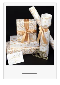 Dettaglio macro di carta regalo natalizia di lusso con motivi dorati e scritte Merry Christmas