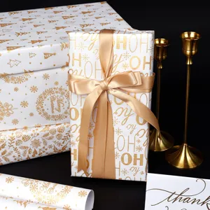 Carta da regalo natalizia bianca e oro con motivi festivi di alberi e fiocchi di neve