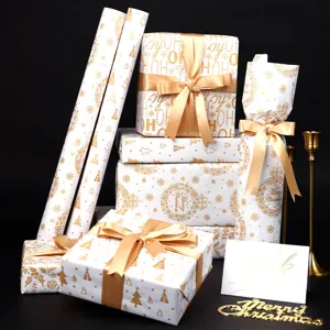 Carta regalo di Natale dorata bianca e oro con motivi festivi di alberi e fiocchi di neve