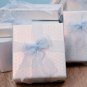 Irisierendes hellblaues Geschenkpapier mit Glitzer-Waben- und Krokodil-Texturen