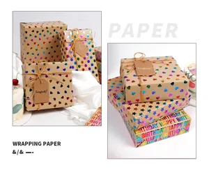 Detalle de papel de regalo kraft de lujo con motivos de corazones y estrellas de lámina