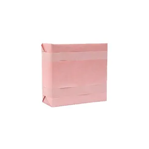Rosa einfarbiges Geschenkpapier auf Schachtel