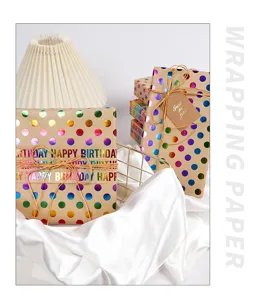 Primer plano de papel de regalo kraft con lunares de colores y estampado