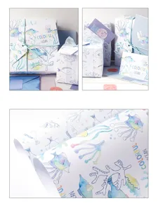Detailansicht von Geschenkpapier mit Meeresmotiven, bunten Korallen und Fischmustern